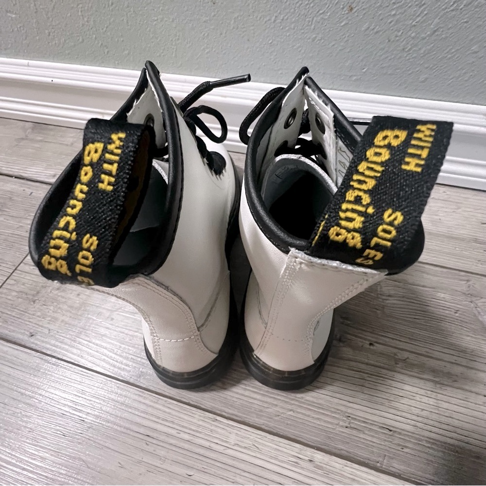 NWOB Dr. Doc Martens Zavala White Leather Combat Boots Classic Winter Lace Up - Picture 7 of 10